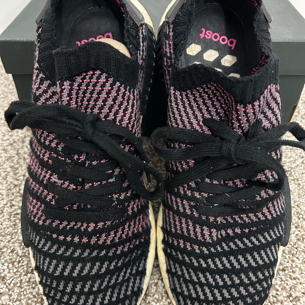 Adidas NMD_R1 STLT PK, CQ2386, size 8.5
Stylish Black and Pink Men’s Sneakers
